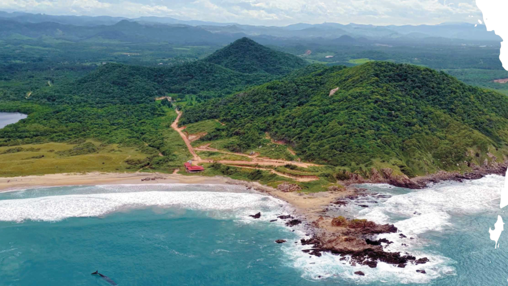 Fondo de montañas y mar